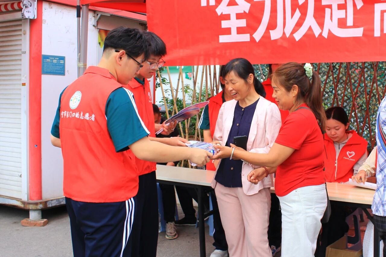 志愿助考 情暖考场——山东运河技工学校开展高考志愿服务活动(图5)
