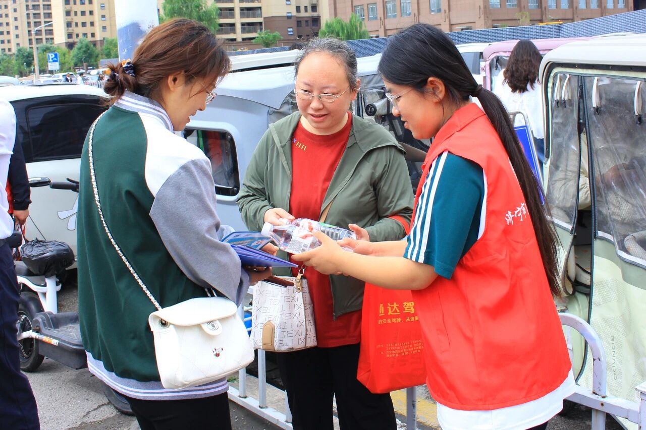 志愿助考 情暖考场——山东运河技工学校开展高考志愿服务活动(图8)