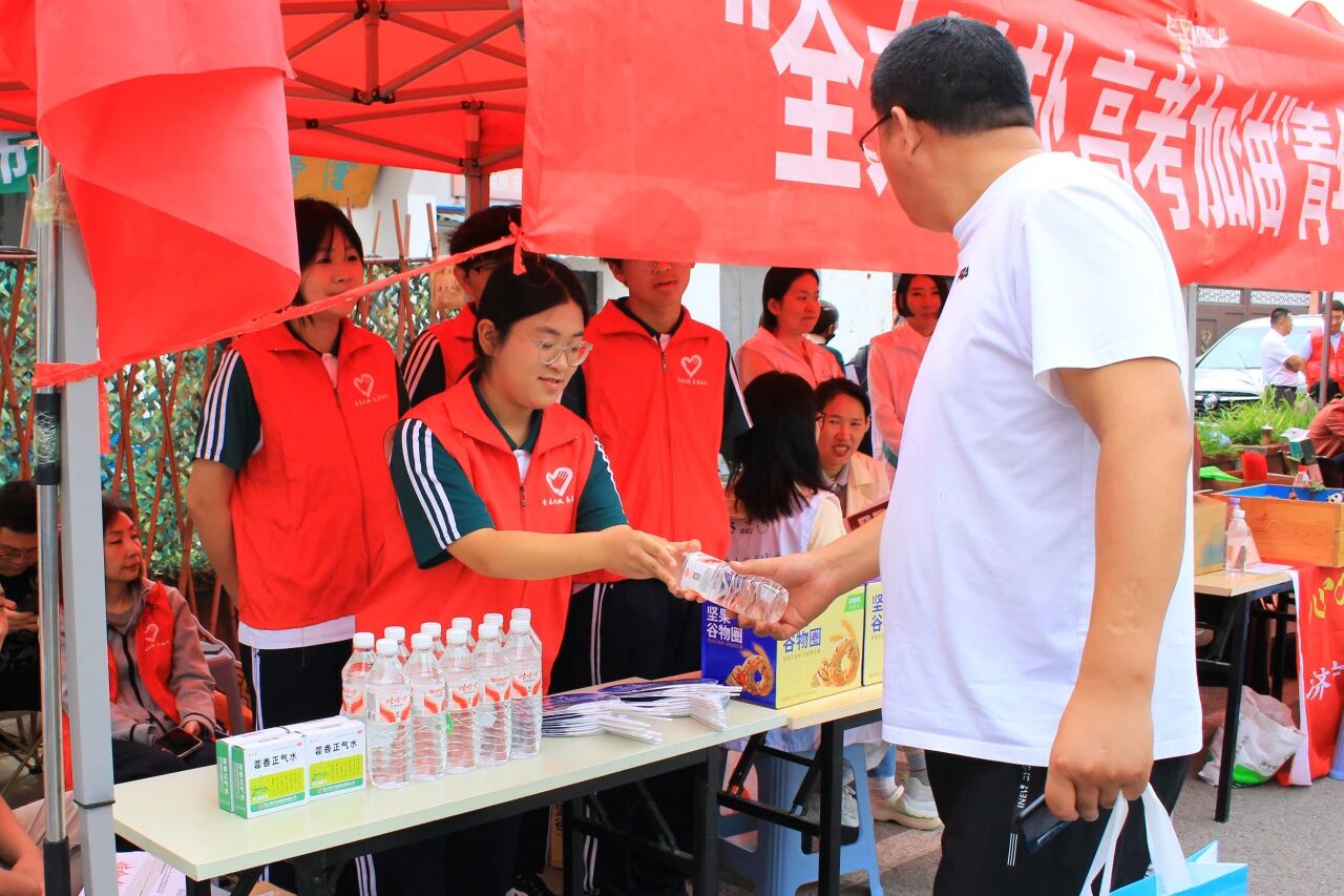 志愿助考 情暖考场——山东运河技工学校开展高考志愿服务活动(图6)
