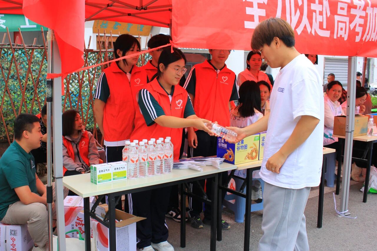 志愿助考 情暖考场——山东运河技工学校开展高考志愿服务活动(图7)