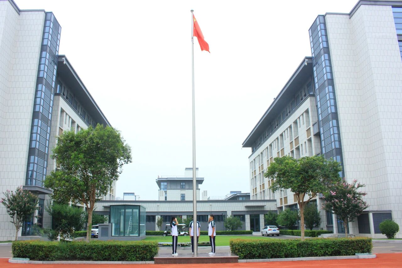 淬火砺青春砺练展锋芒——山东运河技工学校军训结营仪式暨表彰大会(图1)