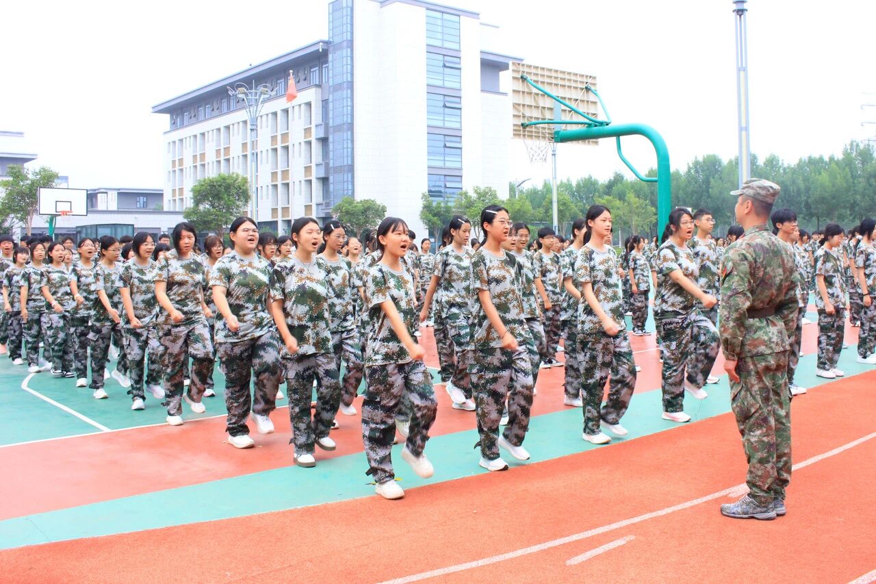 淬火砺青春砺练展锋芒——山东运河技工学校军训结营仪式暨表彰大会(图4)