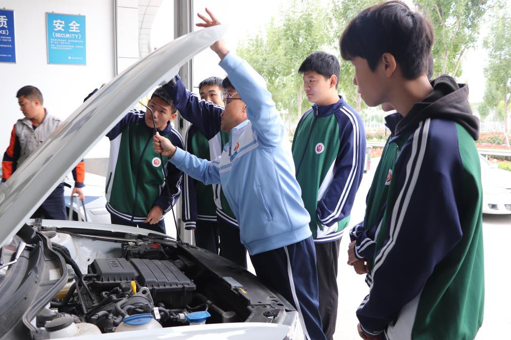 『运河职专』汽车检测与维修实训课(图1)