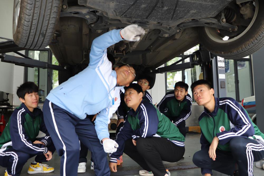 『运河职专』汽车检测与维修实训课(图2)